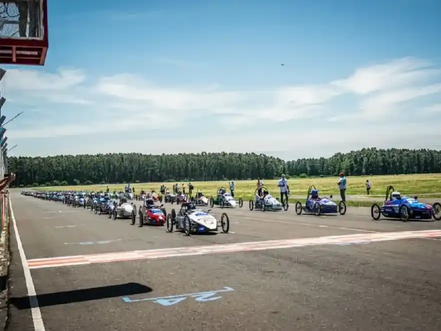Concepción del Uruguay se enciende con el Desafío YPF Eco: estudiantes compiten con autos eléctricos de todo el país