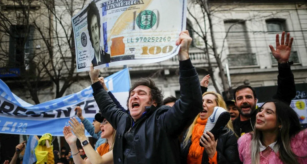 "Cuanto más alto esté el dólar más fácil va a ser dolarizar", sostuvo Milei antes de ingresar a la reunión privada que organizó con empresarios en forma paralela al Coloquio de IDEA.