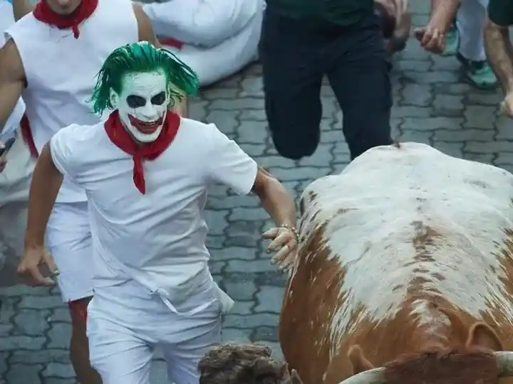 El hecho ocurrió en el tramo final del recorrido hacia la plaza de toros, donde el corredor participaba disfrazado como el personaje de la franquicia Batman.