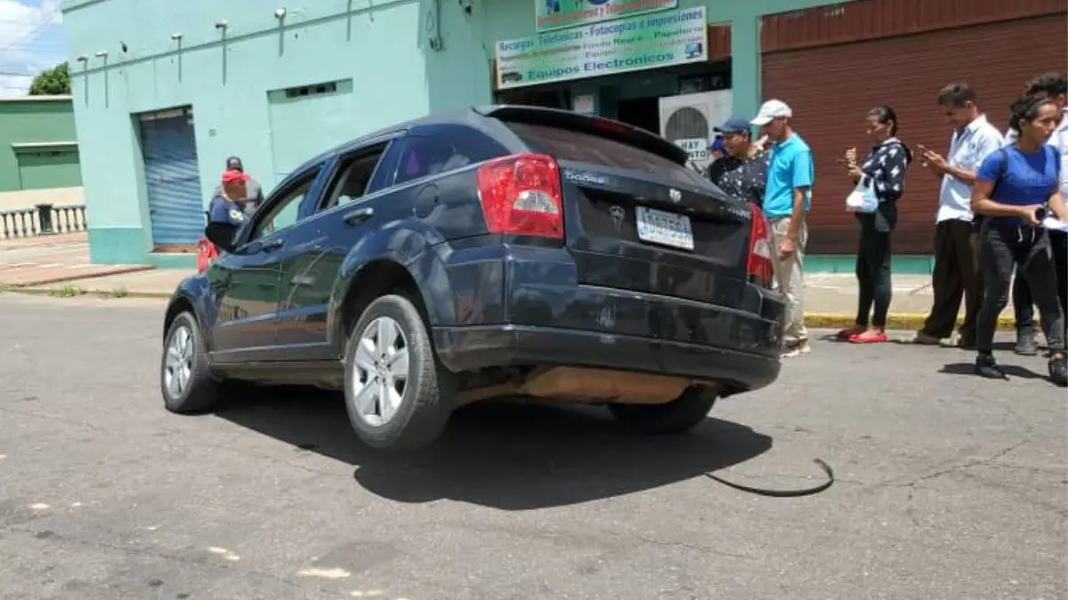 ¡SE LO TRAGÓ LA TIERRA! Vehículo cae en socavón en Anzoátegui (+Fotos)