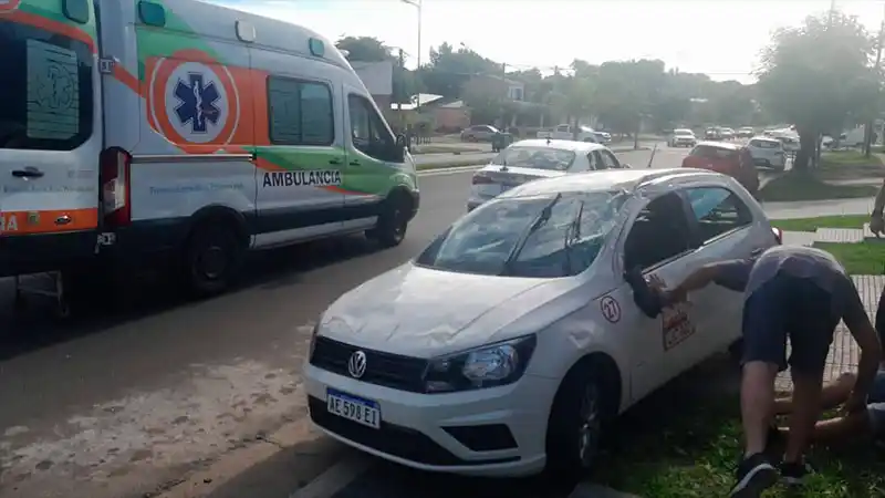 Un remís terminó en la vereda tras chocar con otro auto: un hombre resultó herido