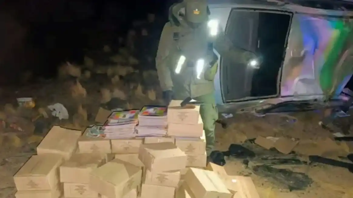Volcó tras escapar de un control y descubrieron un contrabando de figuritas del Mundial 2026