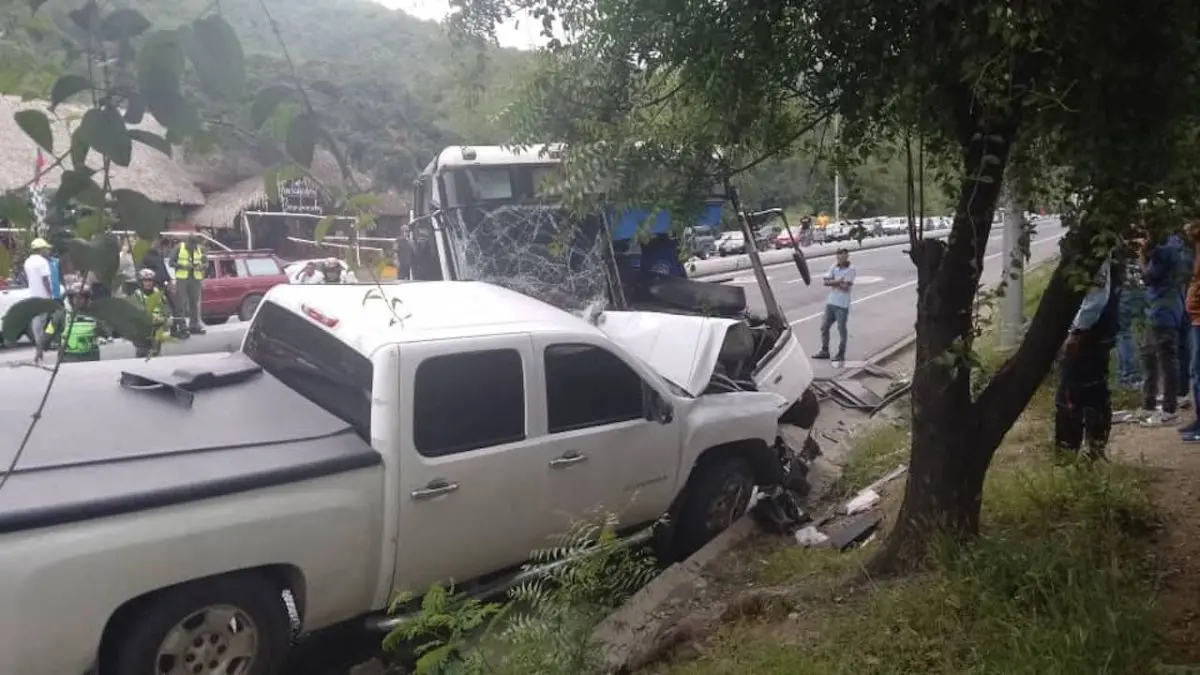 ¡CHOQUE EN LA CARACAS-LA GUAIRA! Autobús perdió los frenos y saltó la isla (+ Fotos)