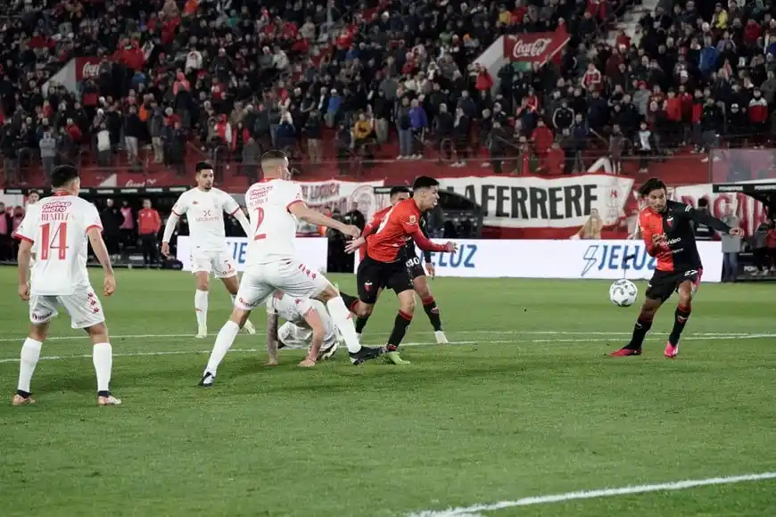 Con esta derrota, el Sabalero quedó a una unidad de la línea de descenso.