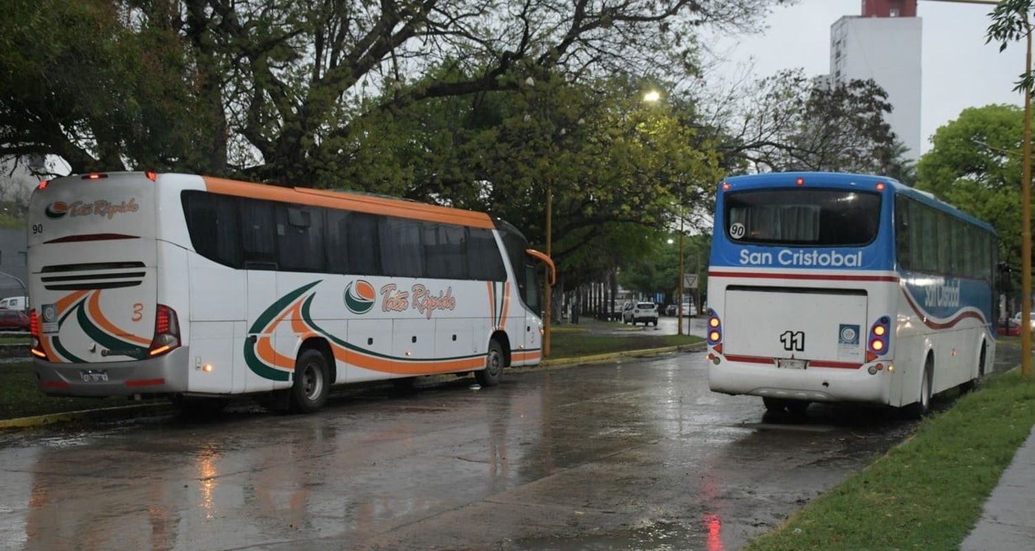 Alivio para empresas de colectivos y transporte de pasajeros a demanda ante la extensión de la antigüedad de los coches. Foto: Manuel Fabatia.