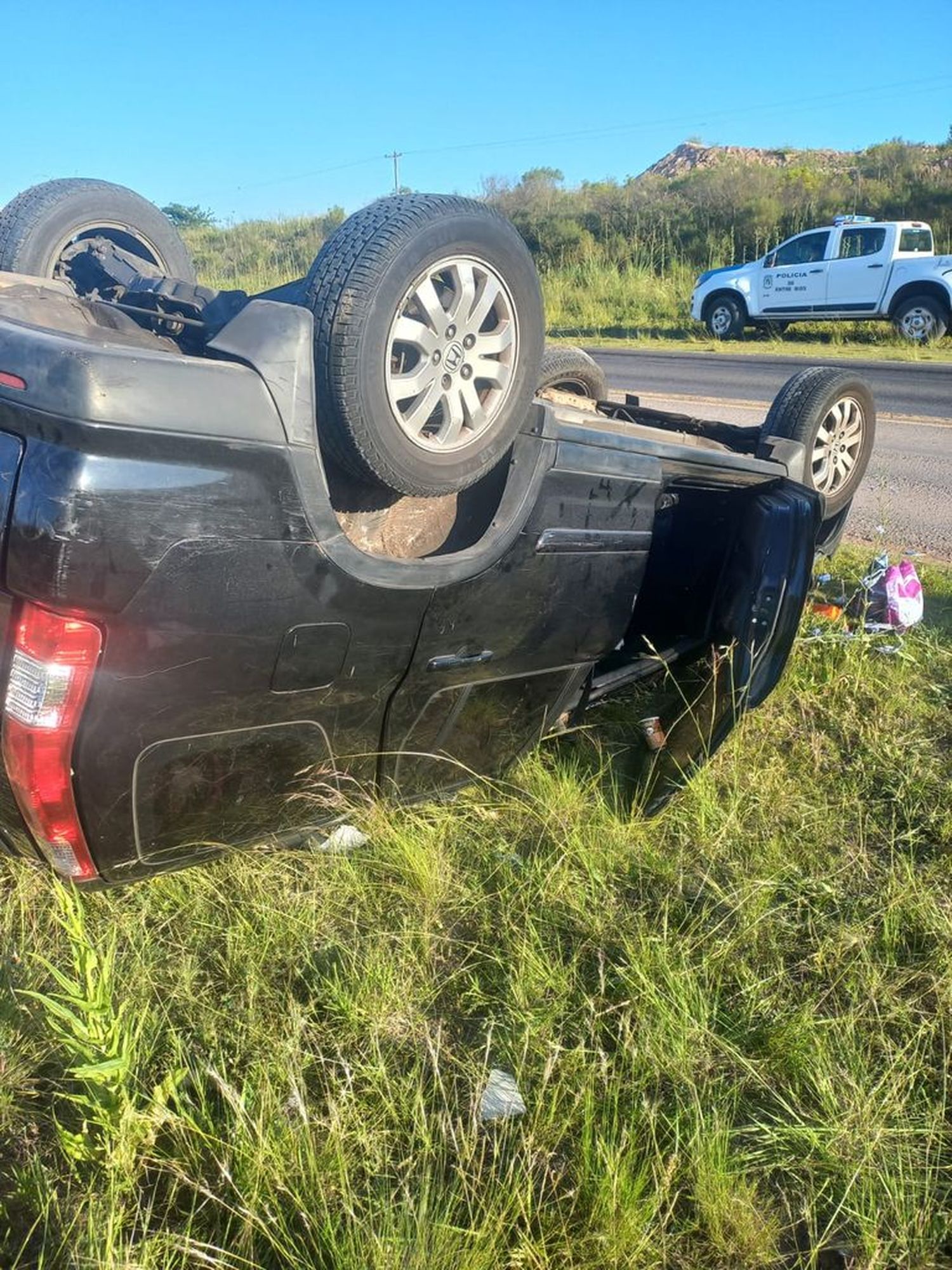 Volcó un vehículo en la Ruta Internacional: el conductor debió ser trasladado al Centenario