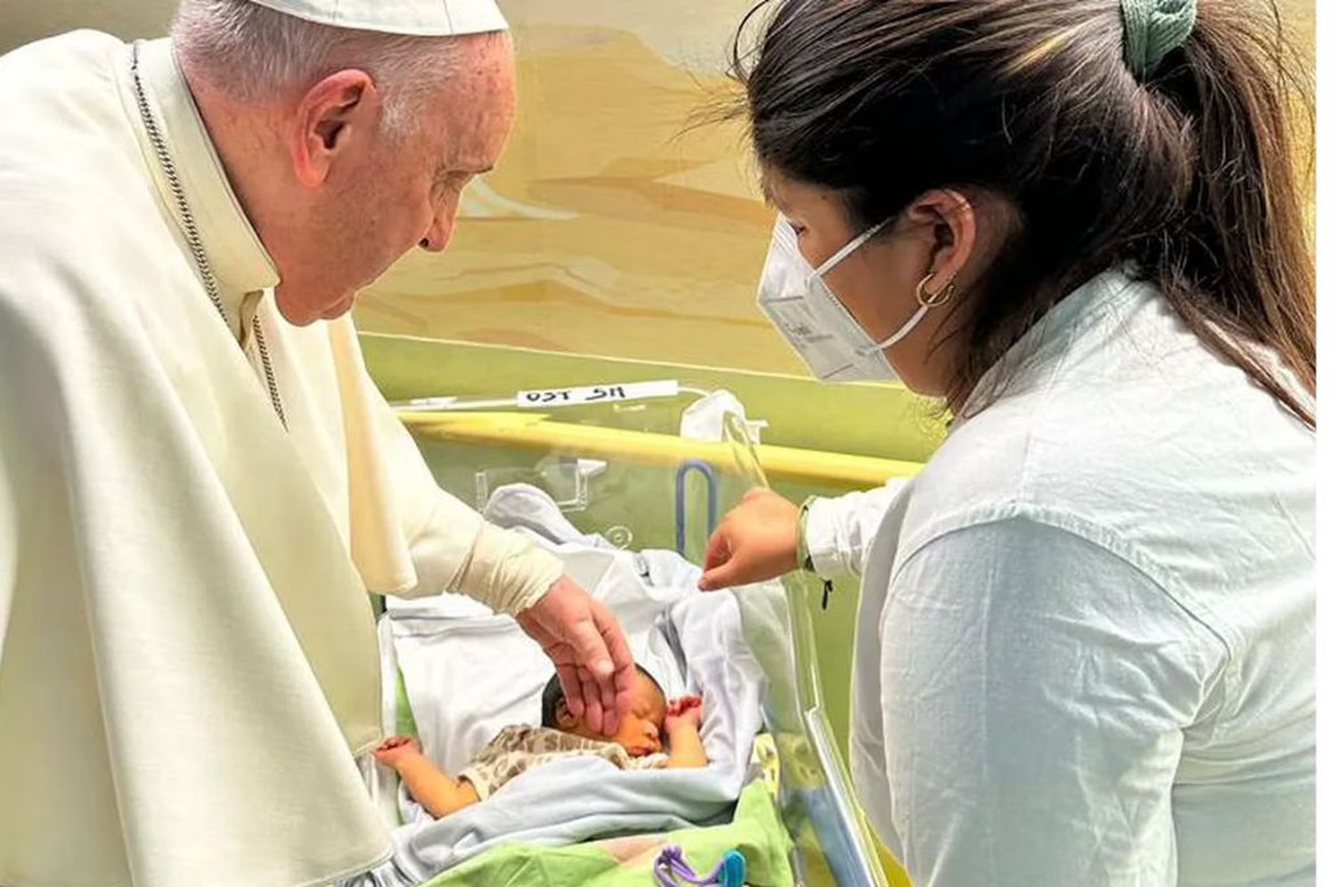 Tras recibir el alta, el papa Francisco visitó a niños con cáncer del hospital Gemelli