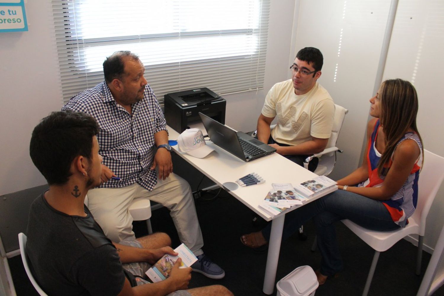 El camión de empleo asesora a los jóvenes de Gualeguaychú