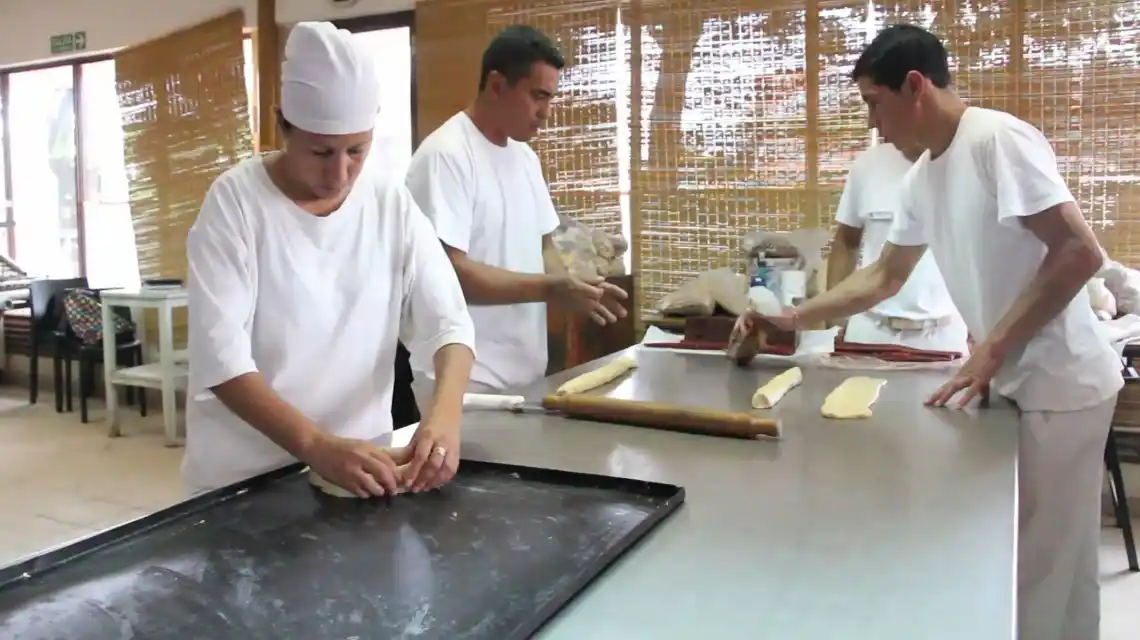 Comenzó la producción de roscas de Pascua en la panadería Furman