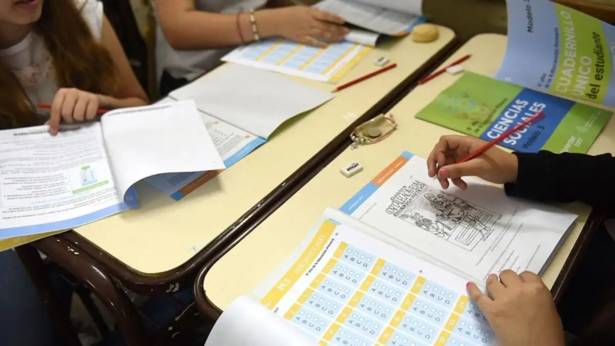 Estudiantes realizando la evaluación de las Pruebas Aprender.