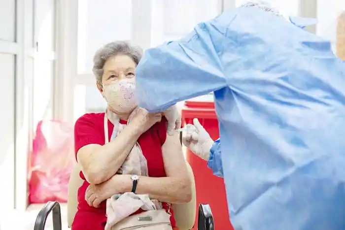 Entre Ríos empieza la aplicación de refuerzos con vacunas Pfizer bivalente