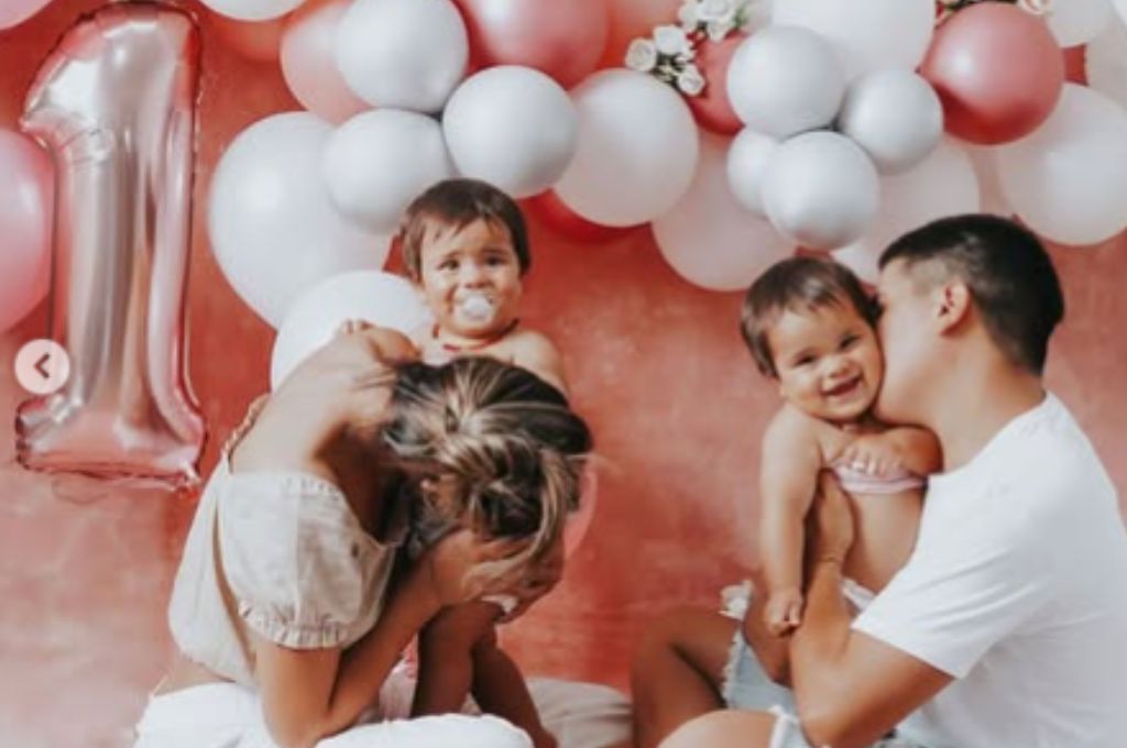Daniela Celis y Thiago Medina con sus gemelas