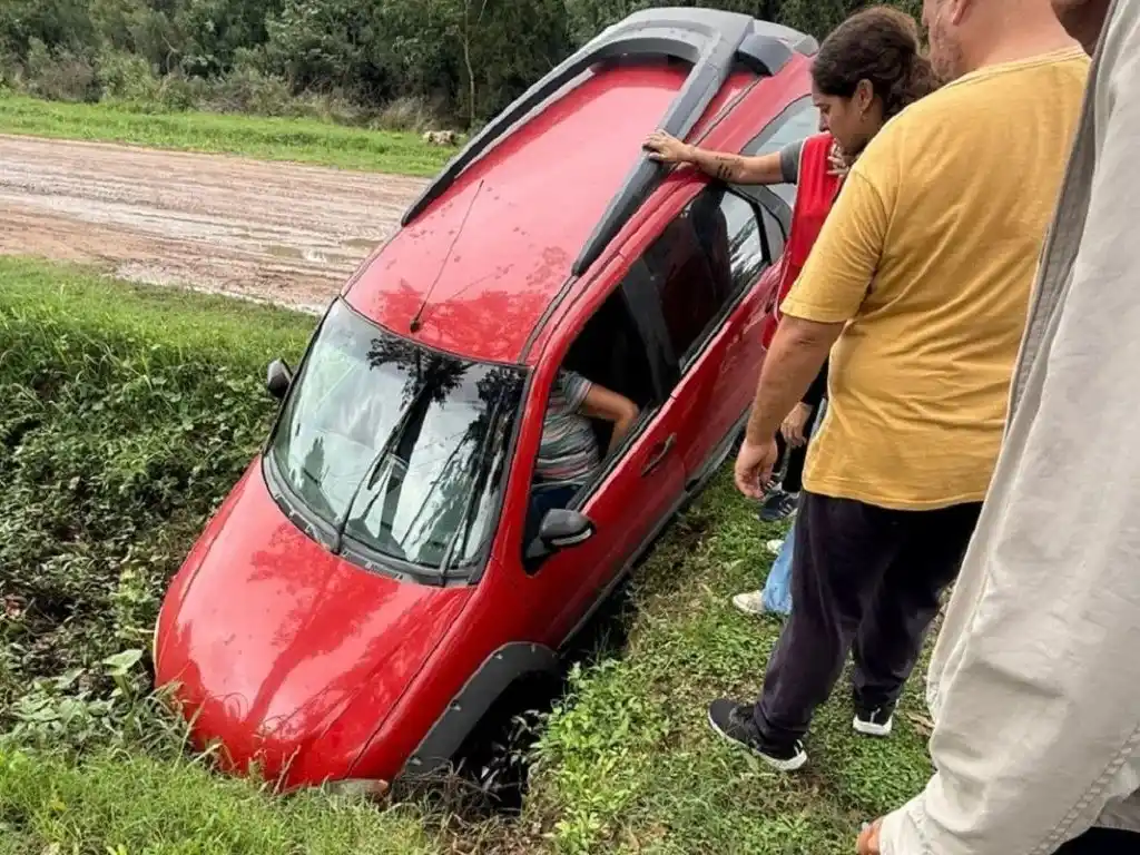 Por el barrial que dejaron las lluvias, un auto derrapó y cayó a un zanjón en el Boulevard Martínez