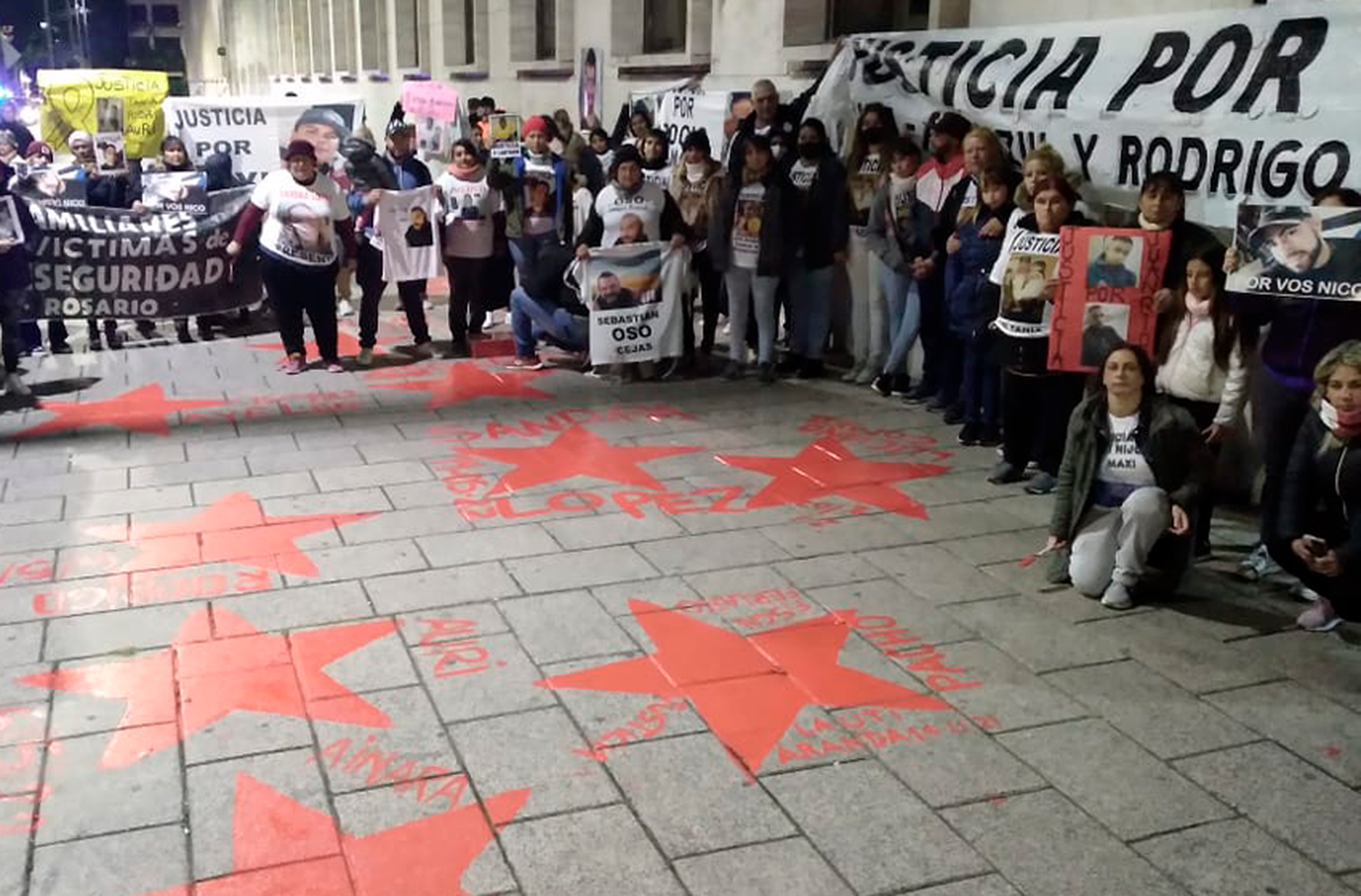 Familiares y víctimas de la inseguridad se movilizaron y pintaron estrellas rojas frente a tribunales