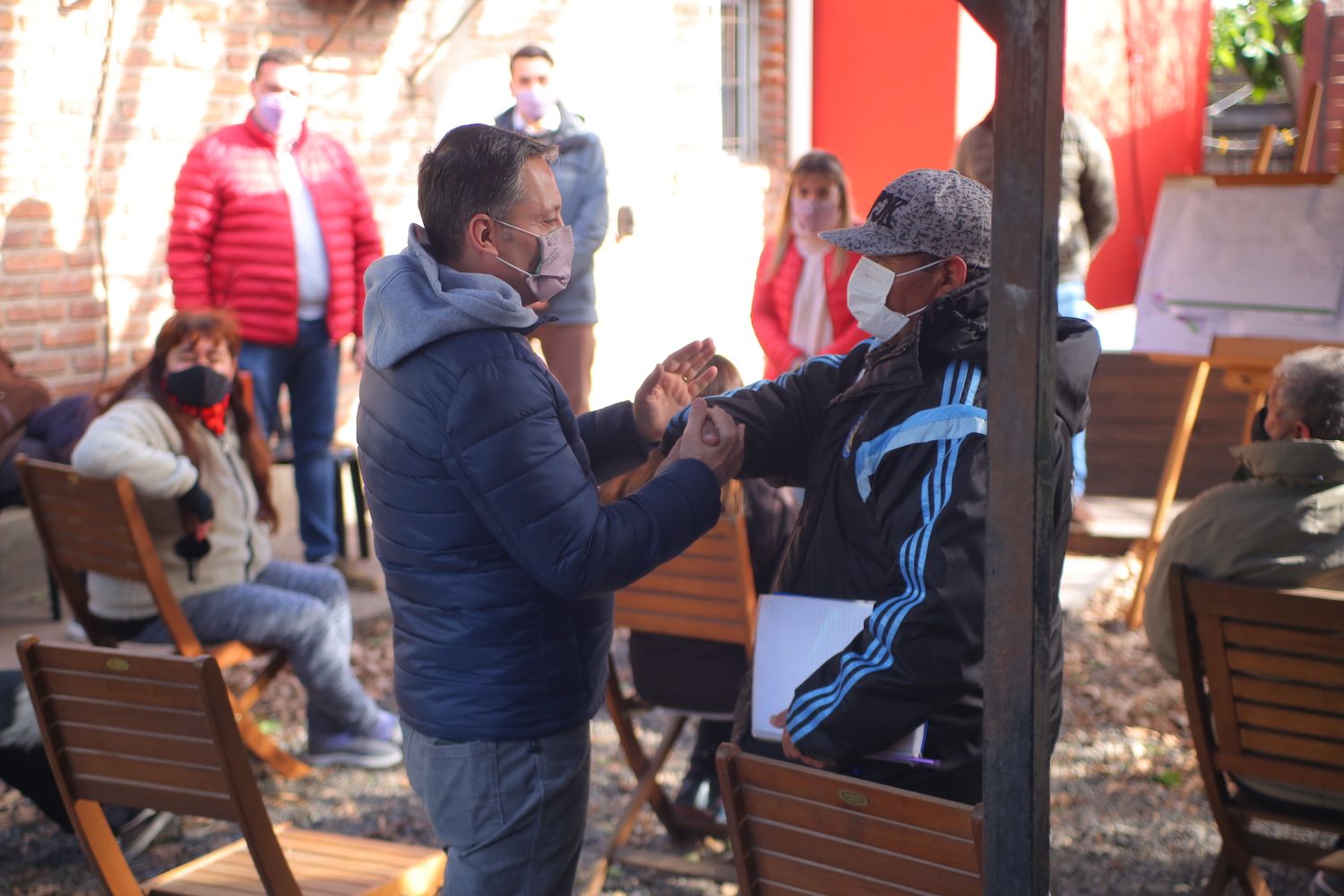 Fernando Gray se reunió con vecinos por obras de pavimentación en 9 de Abril