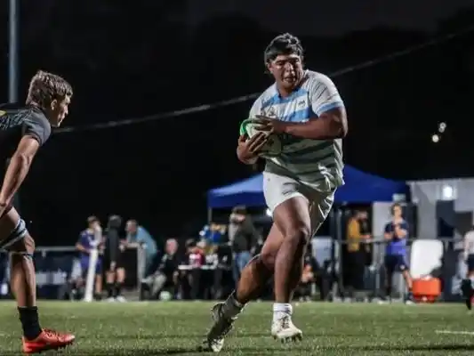 Fede Narváez marcando su try a pura potencia. Foto: Prensa Capibaras
