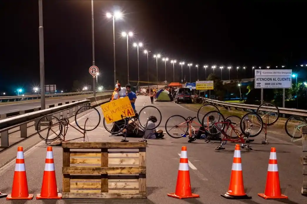 Ambientalistas cortan la circulación sobre el Puente Victoria-Rosario en la mano hacia Entre Ríos