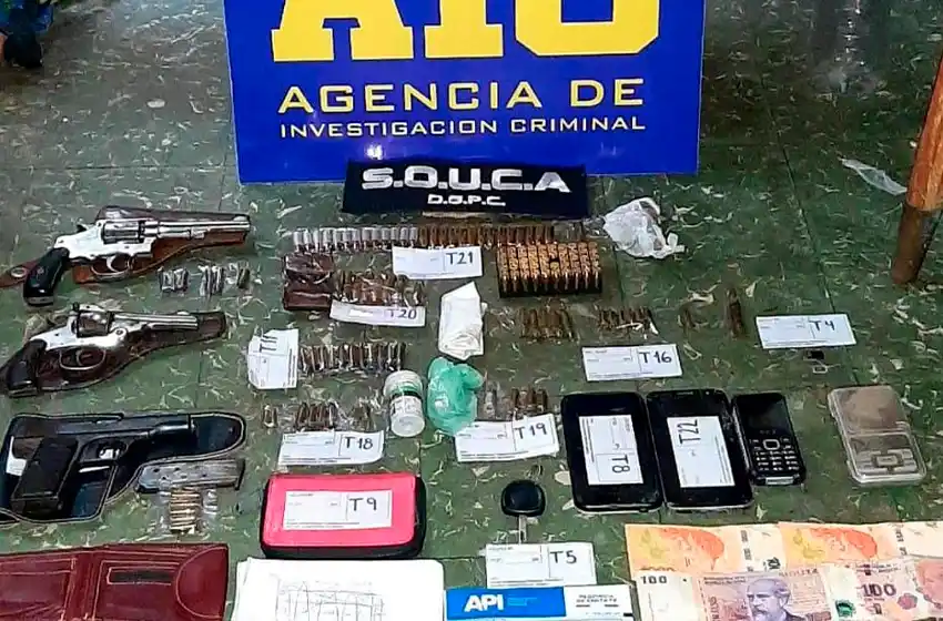 Desarticularon una banda de narcomenudeo en Rosario: detuvieron a cuatro personas y secuestraron armas, drogas y dinero en efectivo