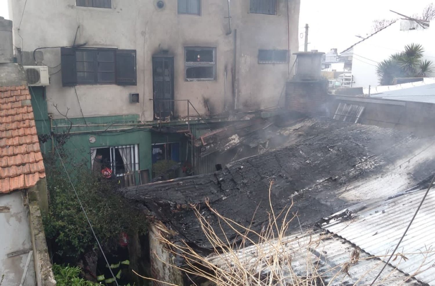 Momentos de tensión por un incendio en barrio 9 de Julio: 10 personas debieron ser rescatadas