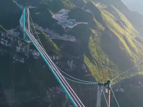 El puente más alto del mundo: 625 metros suspendidos sobre “la grieta de la Tierra”