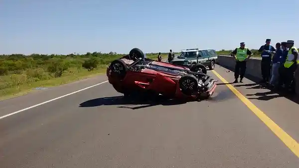 Un auto volcó y quedó en el medio de la ruta 14