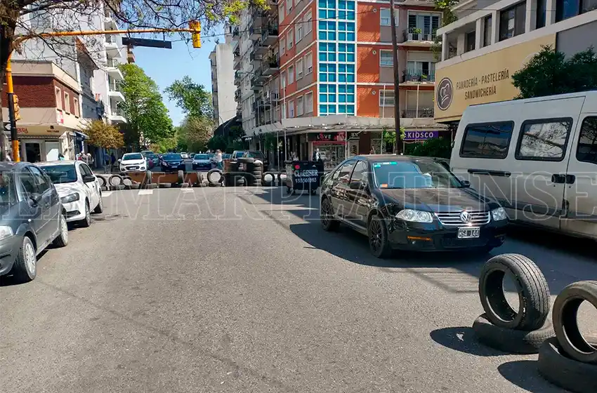 Continúa el acampe en Alberti y Corrientes: a las seis de la tarde liberarán un carril