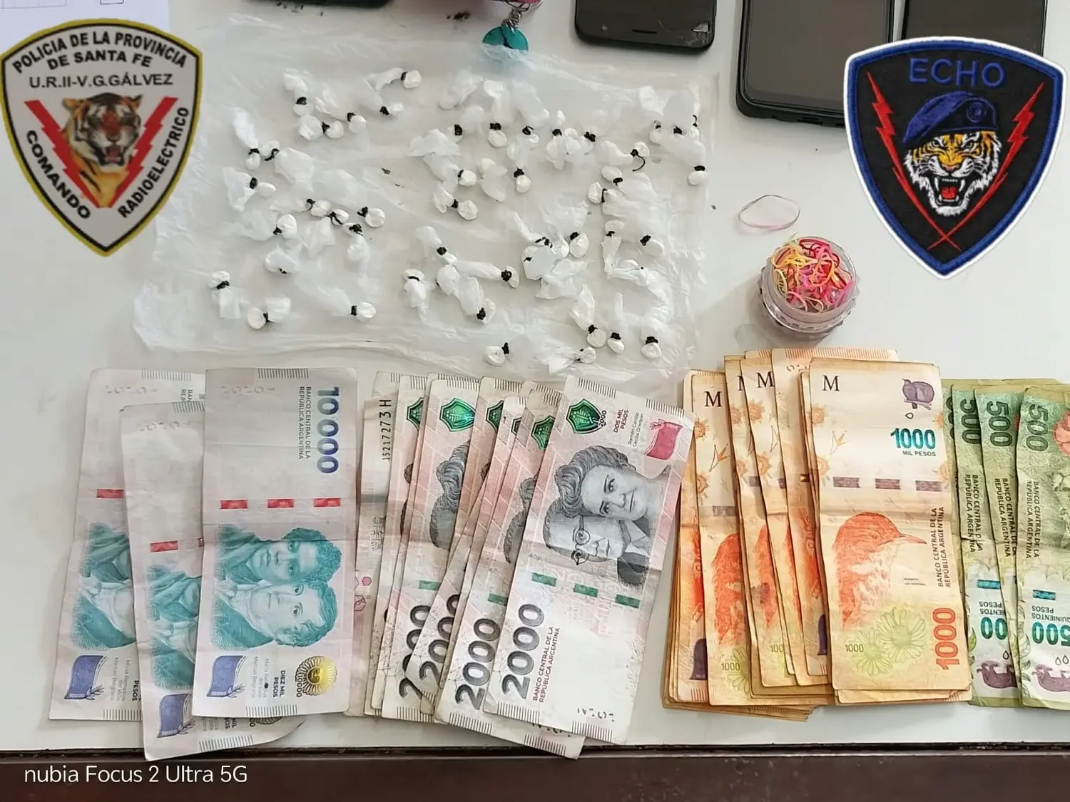 Tres jóvenes fueron detenidos con más de 50 dosis de droga en Villa Gobernador Gálvez