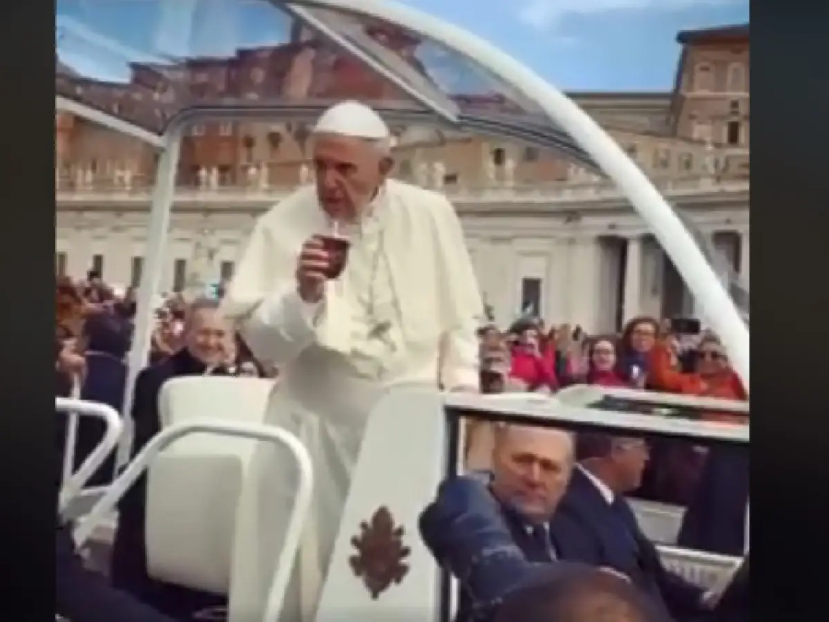 [VIRAL] Un sanfrancisqueño le cebó un mate al Papa