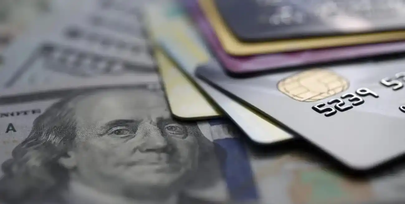 Economía lo había anticipado; impactará a la baja en el precio de importados. El dólar tarjeta sigue cargando con otros costos fiscales; el MEP es más barato.