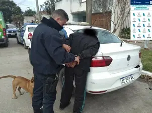 Arremetió por la espalda a una jubilada, a quien le robó y la lastimó: sigue detenido