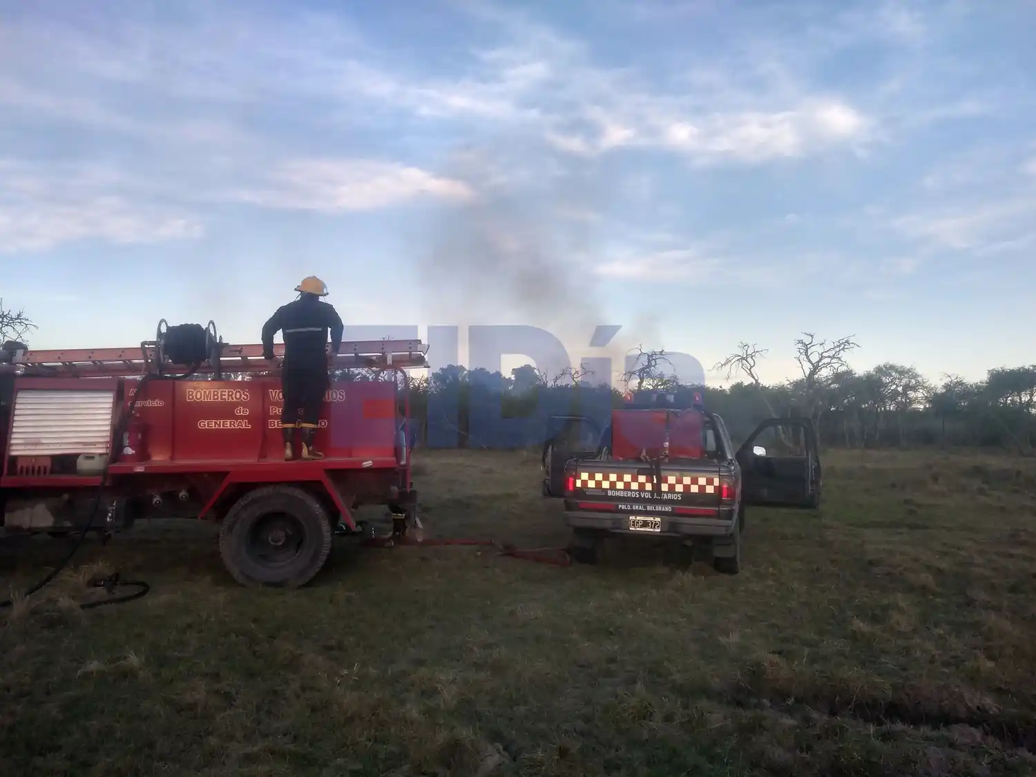 Hubo un gran incendio de pastizales en Pueblo Belgrano: los bomberos debieron actuar varias horas para apagarlo