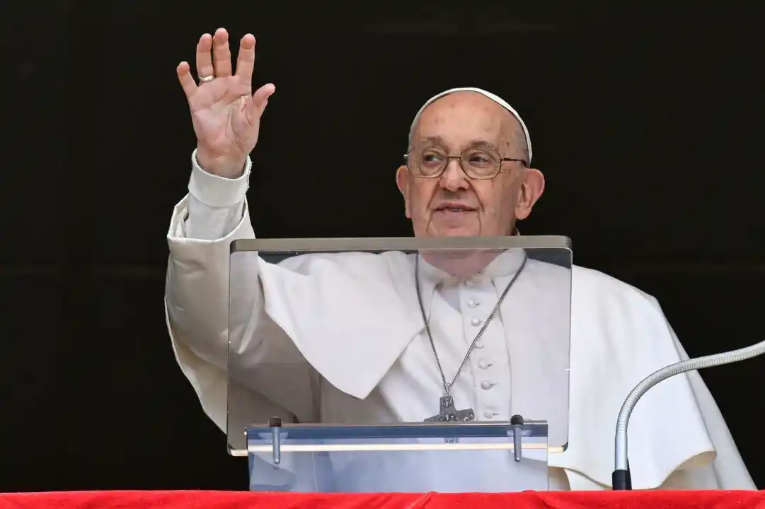 El papa sigue mejorando.