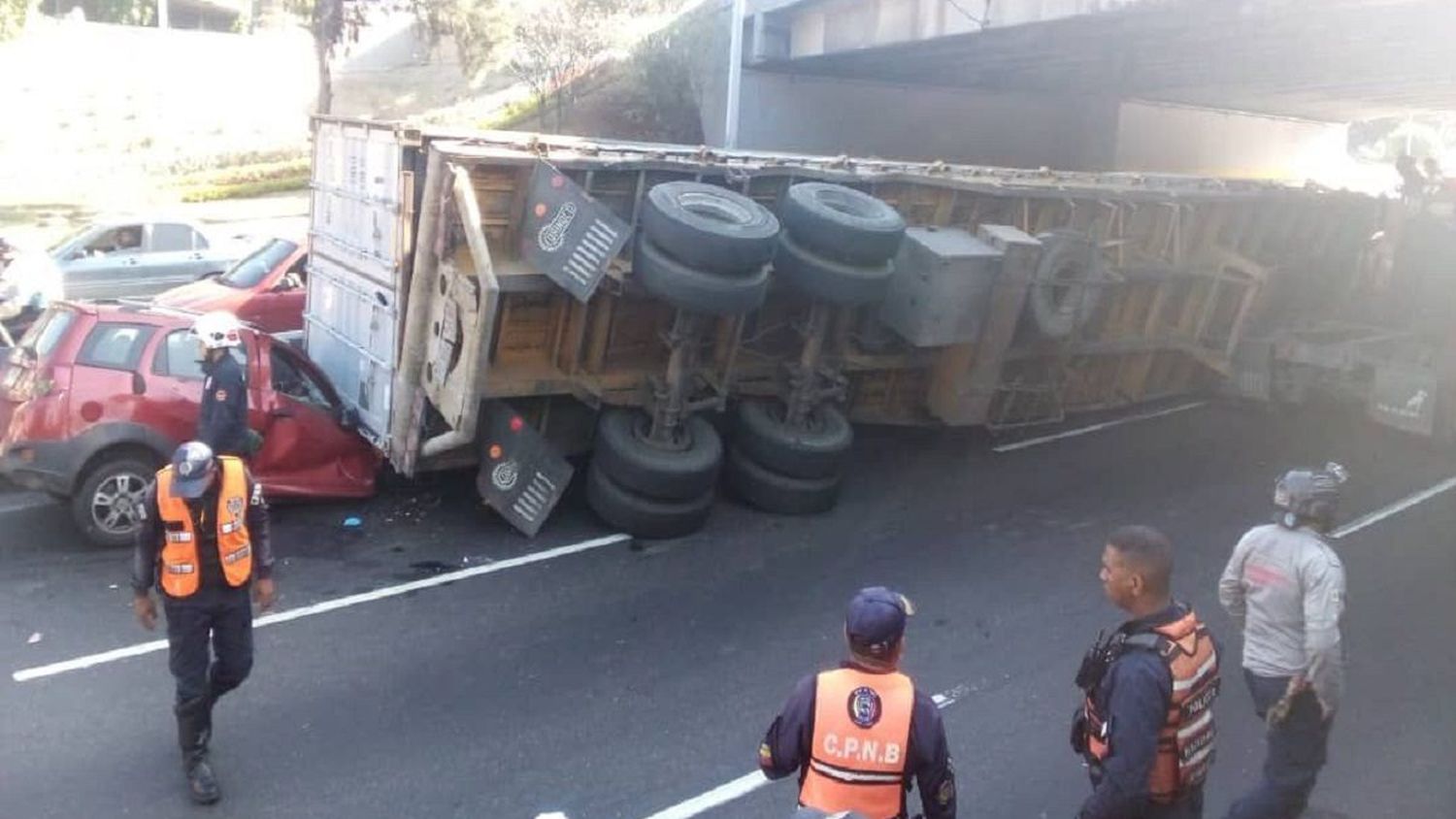 ¡A LA ALTURA DEL CCCT! Gandola colisiona con puente y deja tres personas heridas este #04May