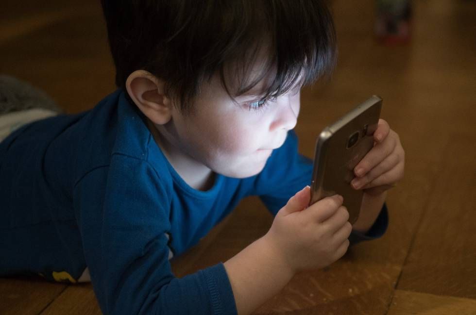 Exceso de computadora y celular: Cómo evitar la fatiga visual y la radiación en adultos y niños durante la cuarentena