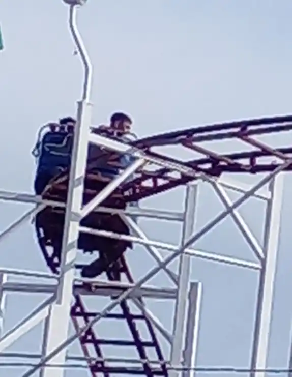 Miedo en Luján: Quedaron atascados arriba de una montaña rusa