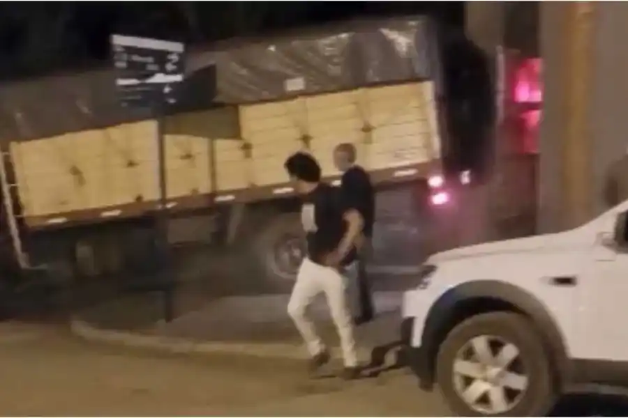 Increíble video: se enojó por el precio del whisky e intentó tirar el boliche abajo con un camión