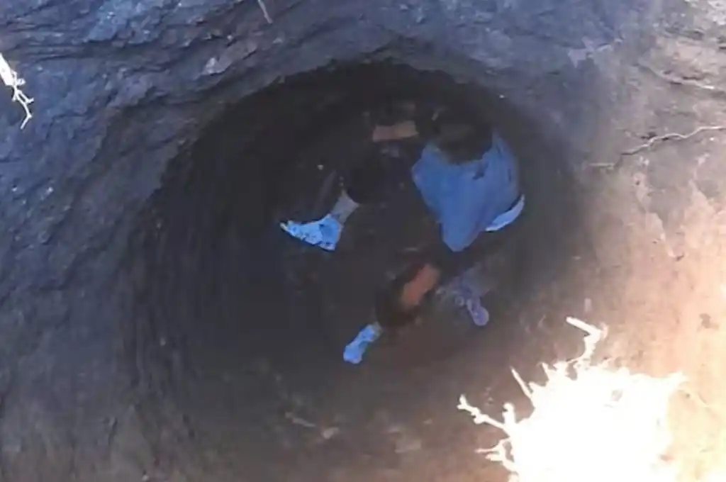 Una mujer cayó en un pozo ciego