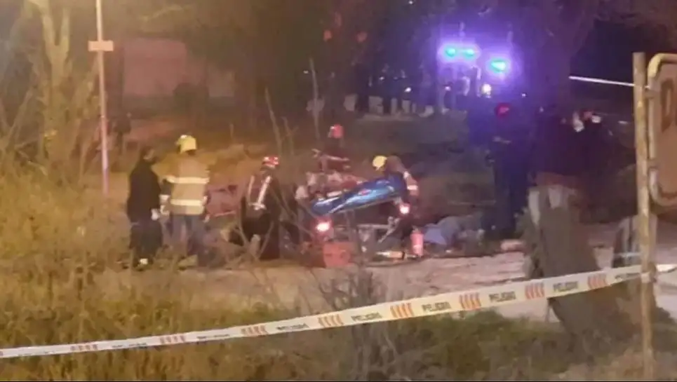 Tres muertos y dos heridos tras no doblar con el auto, chocar contra un árbol y volcar