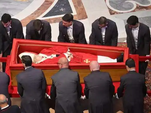 Pensar la muerte en tiempos efímeros: la mirada filosófica tras la muerte del Papa