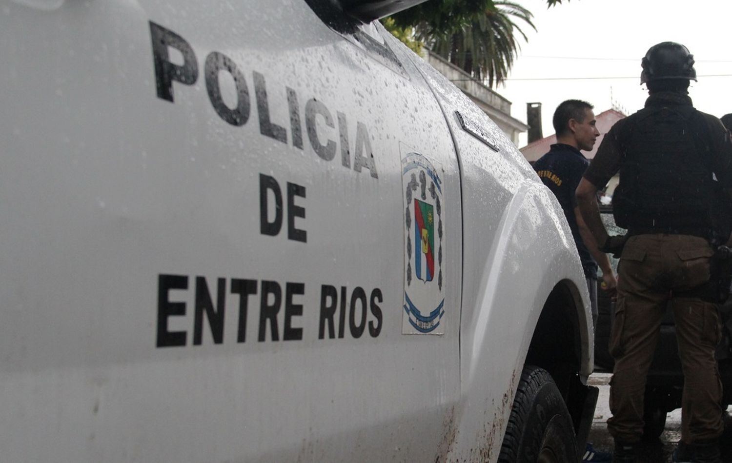 La policía descubrió un vehículo con pedido de secuestro por estar mal estacionado