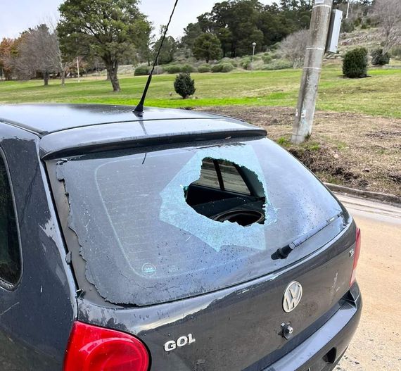 Varios autos sufrieron roturas de parabrisas durante la madrugada del sábado