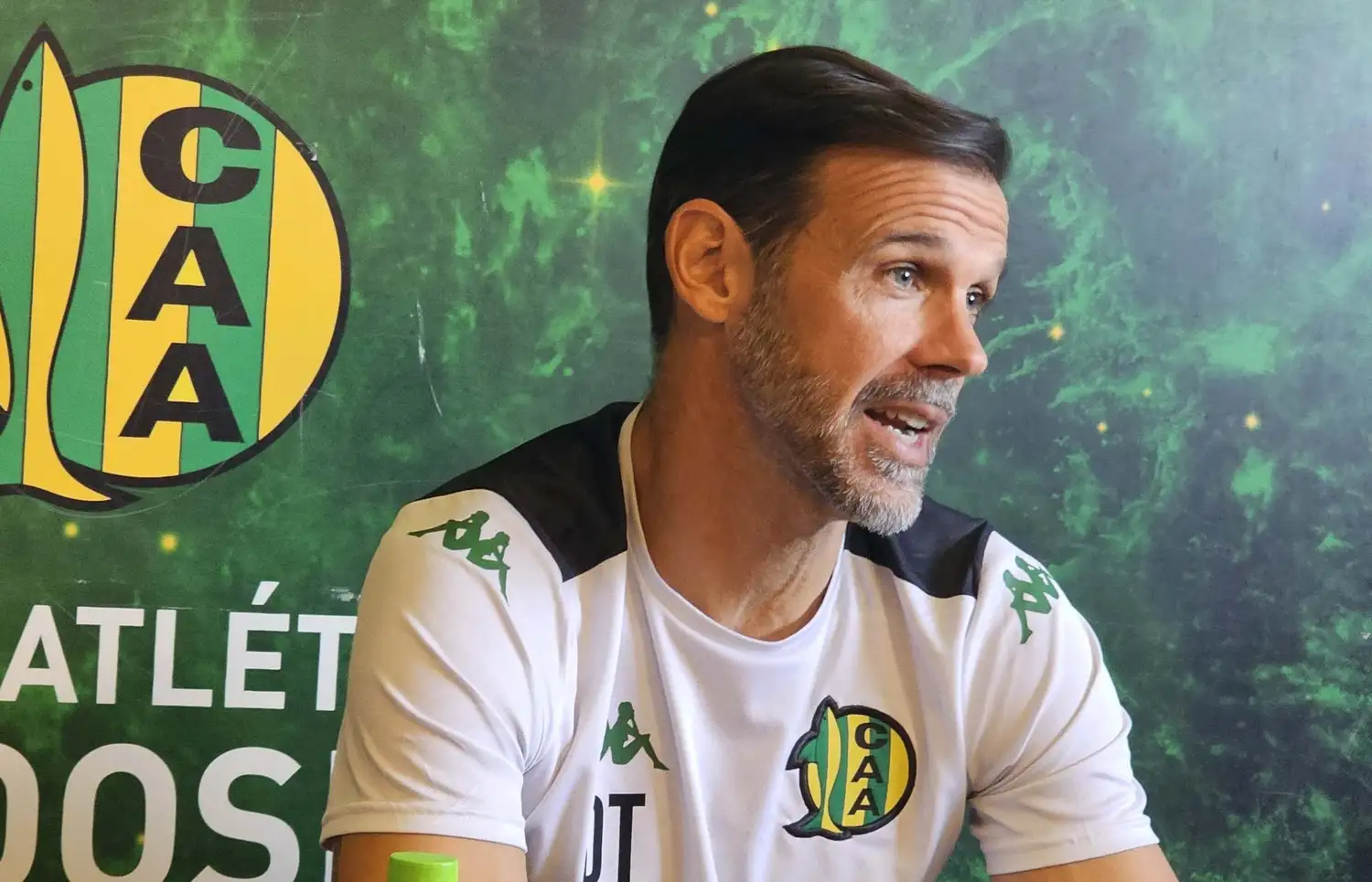 El técnico de Aldosivi, Andrés Yllana en conferencia de prensa (Foto: Prensa Aldosivi)