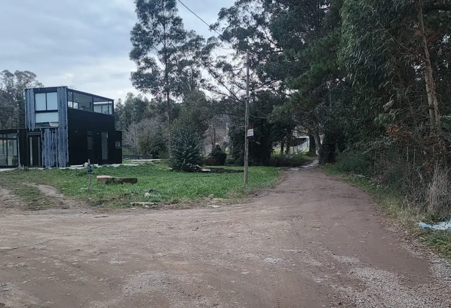 El lote con obras clandestinas de calle Israel.
