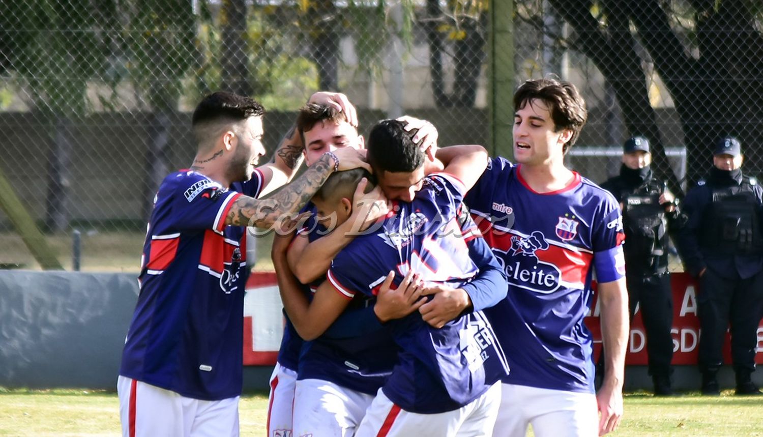 Goleada en la ribera. Los devallenses festejan el sexto tanto, de Santiago Montiel