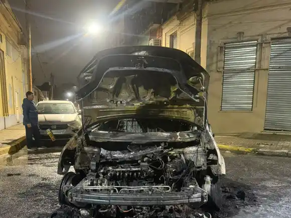 Un auto se incendió en plena calle en la zona norte