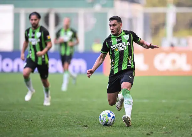 Martínez fue titular en la caída de América Mineiro