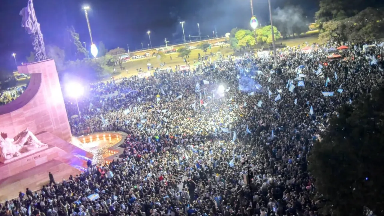 El Monumento a la Bandera se tiñó de celeste y blanco por los festejos de la gente tras la victoria de Argentina