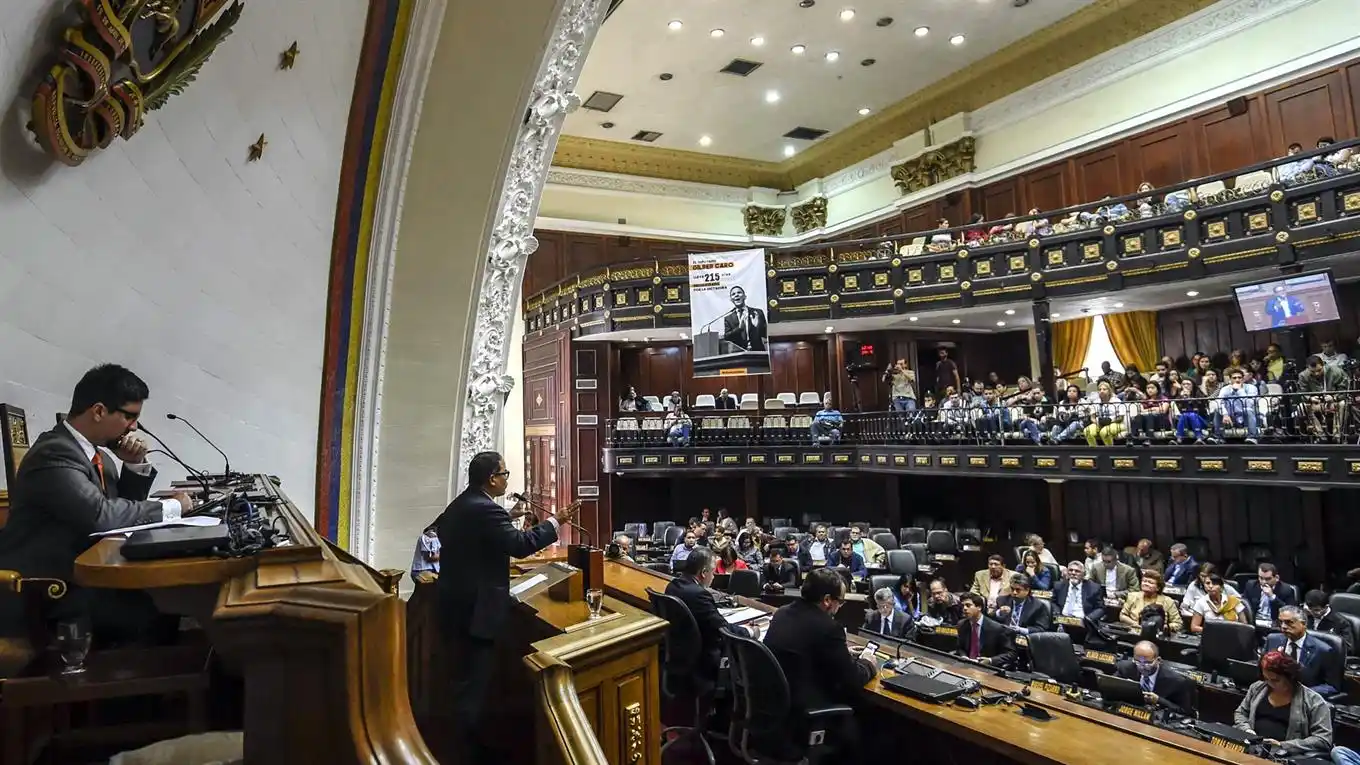 El Parlamento se planta ante la embestida de la Constituyente