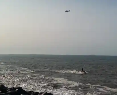 Buscan por tierra, aire y agua al nadador desaparecido