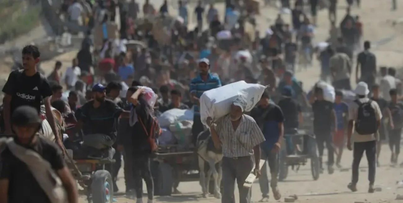 Palestinos caminan kilómetros para llegar al centro de distribución de ayuda en el corredor Netzarim.